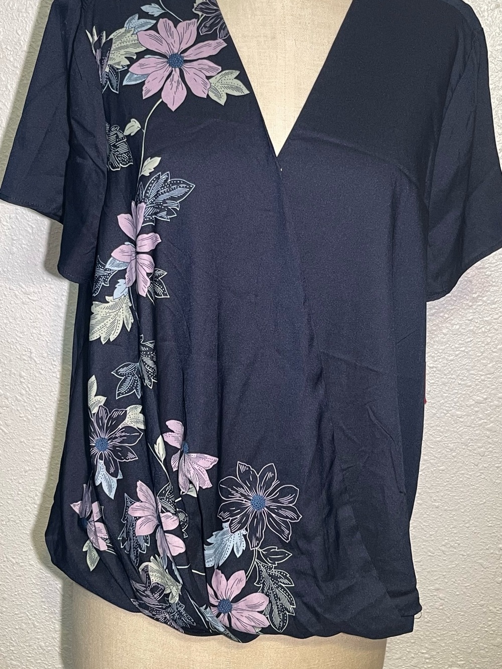 Vince Camuto Women’s Navy Floral Surplice Short Sleeve Top size XL - Picture 3 of 6